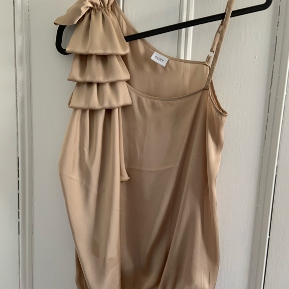 Gold satin blouse. - Picture 3 of 4